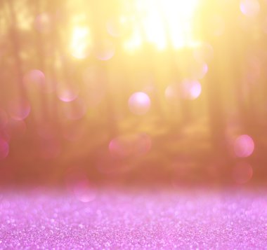 soyut fotoğraf ışığın ağaçlar ve glitter bokeh ışıklar arasında seri. görüntü bulanık ve filtre .