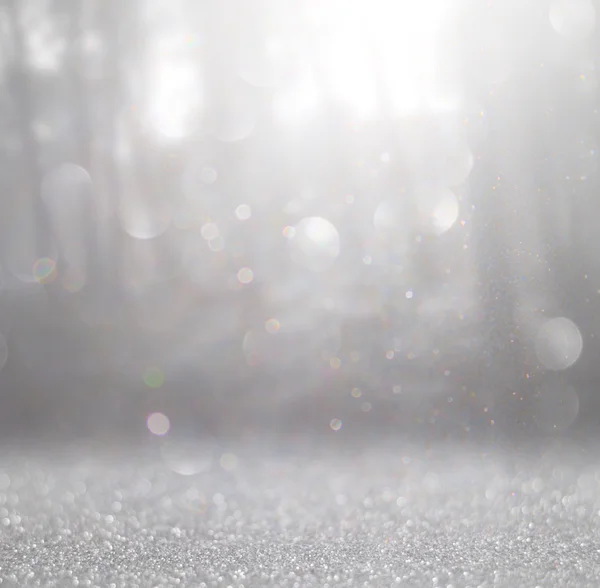 Foto abstracta de la luz estalló entre los árboles y las luces bokeh brillo. imagen es borrosa y filtrada  . —  Fotos de Stock