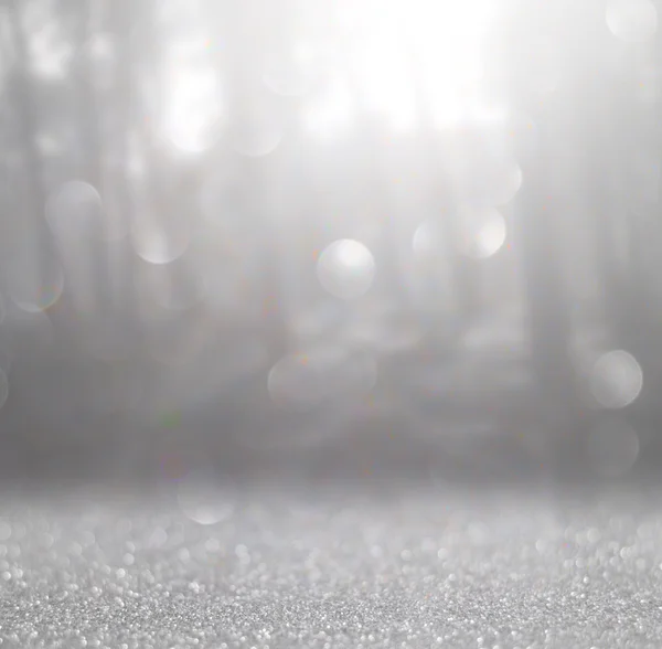 Abstraktes Foto von Licht platzt zwischen Bäumen und glitzernden Bokeh-Lichtern. Bild ist verschwommen und gefiltert . — Stockfoto