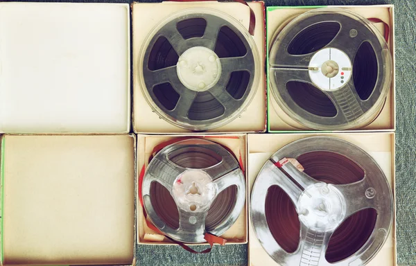 Vista superior de la vieja cinta de grabación de sonido, carrete a tipo de carrete y caja . —  Fotos de Stock