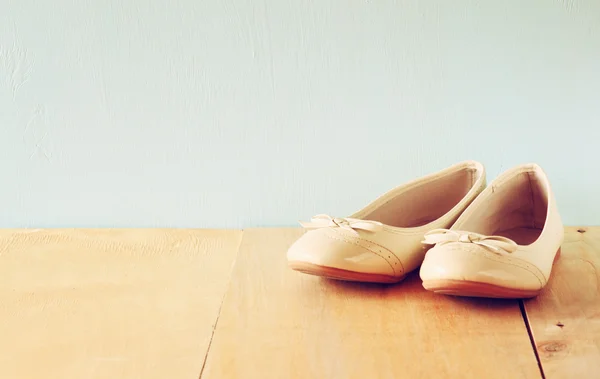 Sapatos de menina sobre piso deck de madeira. imagem filtrada — Fotografia de Stock