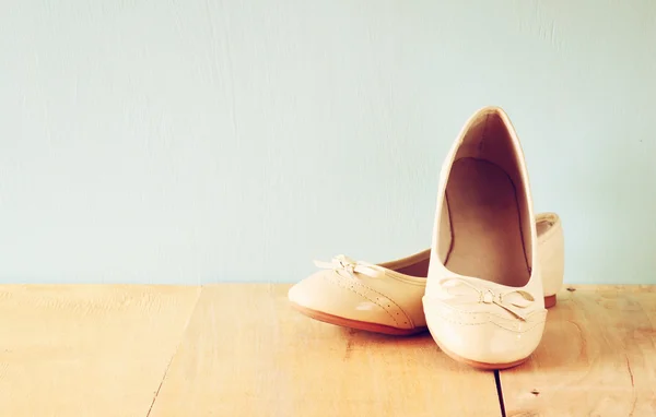 Lány cipők, fából készült fedélzet padlón. szűrt kép — Stock Fotó