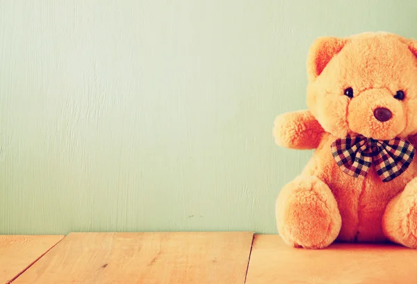 Teddy bear on wooden table — Stock Photo, Image