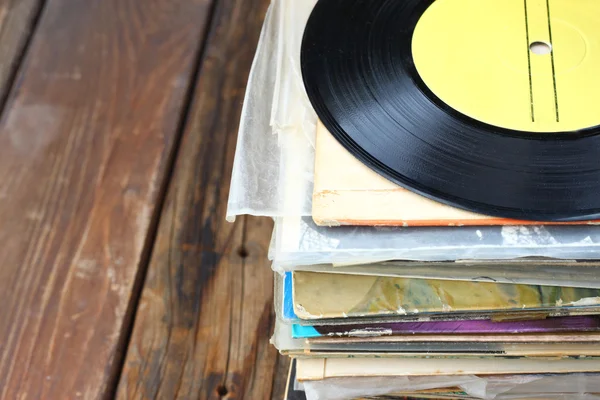Registros apilados y discos antiguos. filtrado vintage —  Fotos de Stock
