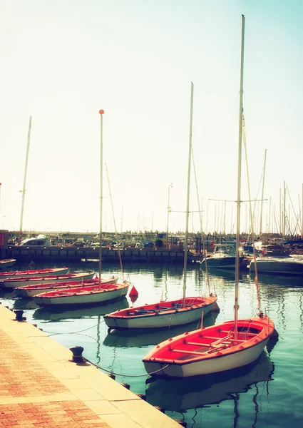 Romantik marina yat ile. Retro filtre uygulanmış görüntü — Stok fotoğraf