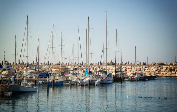 Marina romantique avec des yachts — Photo