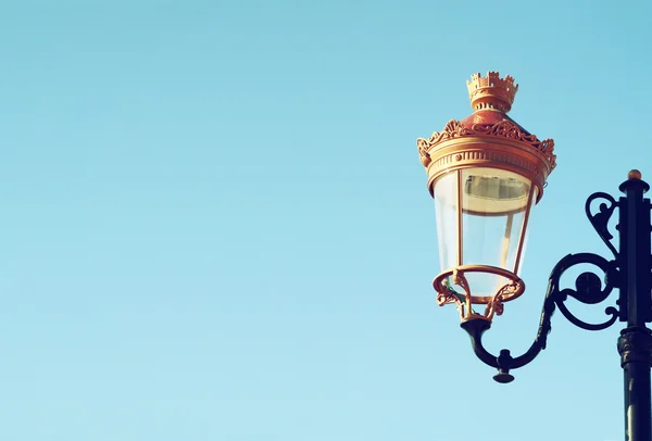 Imagen de una lámpara de calle antigua contra el cielo azul. vintage imagen filtrada —  Fotos de Stock