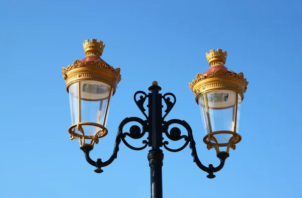 Изображение старинной уличной лампы на фоне голубого неба — стоковое фото