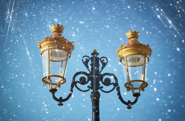 Photo d'un lampadaire antique contre le ciel bleu. vintage filtré image et bokeh lumières . — Photo