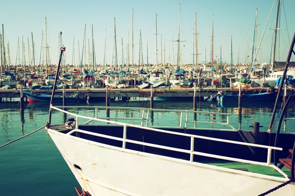 Marina romantique avec des yachts. image filtrée rétro — Photo