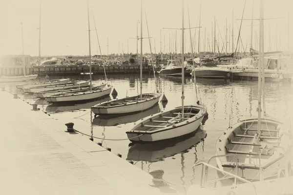 Marina romântica com iates. retro velho estilo filtrado imagem — Fotografia de Stock