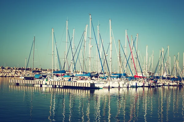 Marina romântica com iates. imagem retro filtrada — Fotografia de Stock