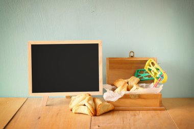 Hamantaschen çerezleri veya hamans kulakları ve Purim kutlama (Yahudi tatil için maske)