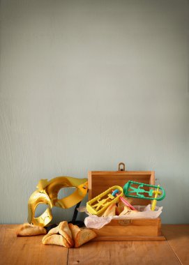 Hamantaschen çerezleri veya hamans kulakları ve maske Purim kutlama (Yahudi tatil) için. Filtre uygulanmış görüntü