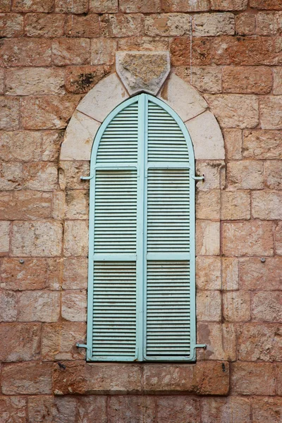 Ancient building's wall with blue aqua window shutters — Stock Photo, Image