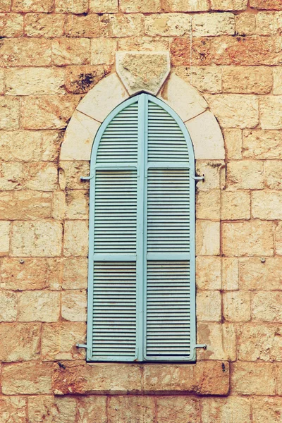 Alte Hauswand mit blauen Aqua-Fensterläden — Stockfoto