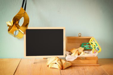 Hamantaschen çerezleri veya hamans kulakları ve Purim kutlama (Yahudi tatil için maske)