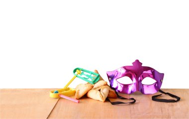 Hamantaschen çerezleri veya hamans kulakları, şenlikli ve izole arka plan ile Purim kutlama (Yahudi tatil) için maske