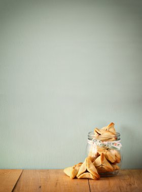 Hamantaschen çerezleri veya hamans kulaklar Purim kutlama (Yahudi tatil). Filtre uygulanmış görüntü