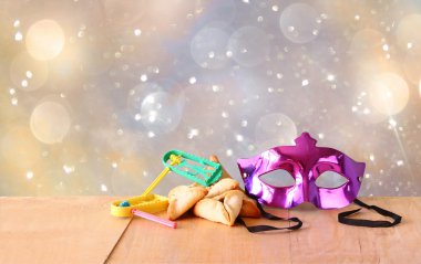 Hamantaschen çerezleri veya hamans kulakları, şenlikli ve Purim kutlama (Yahudi tatil) ve glitter arka plan için maske