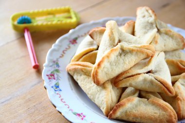 Hamantaschen çerezleri veya hamans kulakları ve şenlikli Purim kutlama (Yahudi tatil için)