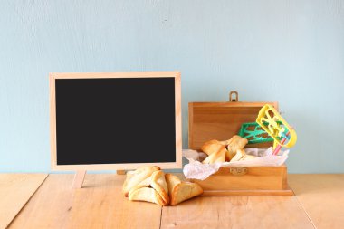 Hamantaschen çerezleri veya hamans kulakları ve şenlikli Purim kutlama (Yahudi tatil) için. Retro filtre uygulanmış görüntü