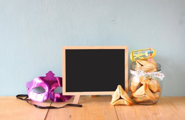 Hamantaschen çerezleri veya hamans kulakları ve maske Purim kutlama (Yahudi tatil) için. Retro filtre uygulanmış görüntü