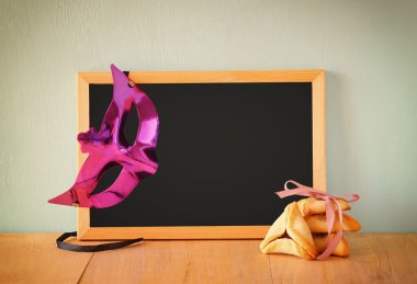 Hamantaschen çerezleri veya hamans kulakları ve Purim kutlama (Yahudi tatil için maske)