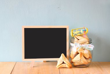 Hamantaschen çerezleri veya hamans kulakları ve şenlikli Purim kutlama (Yahudi tatil) için. Retro filtre uygulanmış görüntü