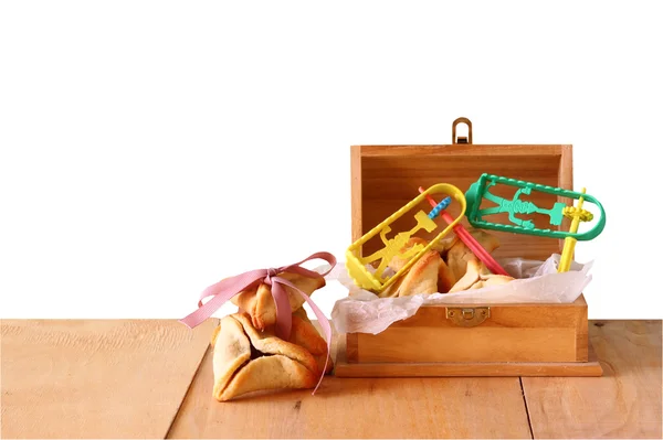Hamantaschen 쿠키 또는 hamans 귀와 격리 된 배경으로 푸 림 축제 (유태인 휴일) 권총 — 스톡 사진