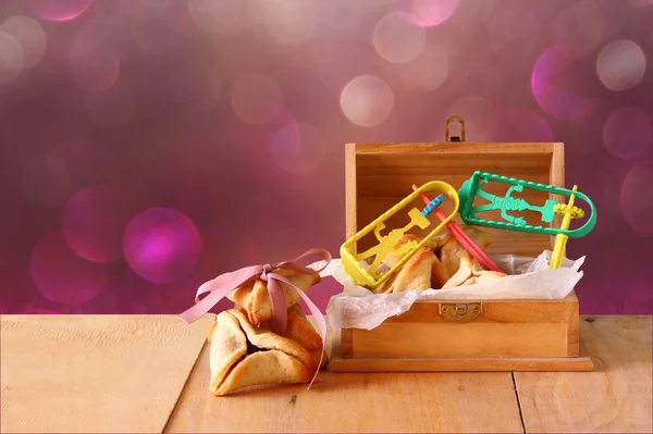 Hamantaschen biscoitos ou hamans orelhas e máscara para celebração Purim (feriado judaico) e fundo glitter — Fotografia de Stock