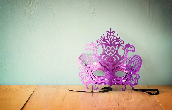 木製のテーブルに神秘的なヴェネツィア仮面舞踏会マスク。レトロなフィルター処理されたイメージ — ストック写真