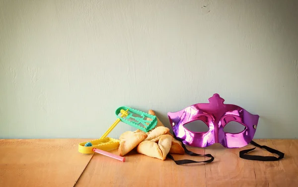 Hamantaschen cookies or hamans ears and mask for Purim celebration (jewish holiday). retro filtered image — Stock Photo, Image