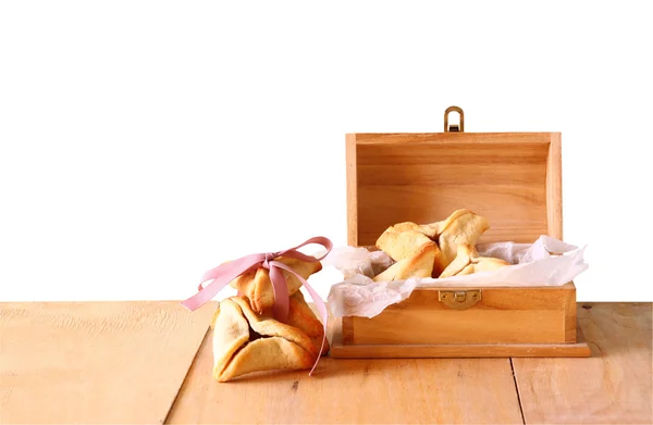 Hamantaschen cookies of hamans oren en noisemaker voor Purim viering (joodse feestdag) met geïsoleerde achtergrond — Stockfoto