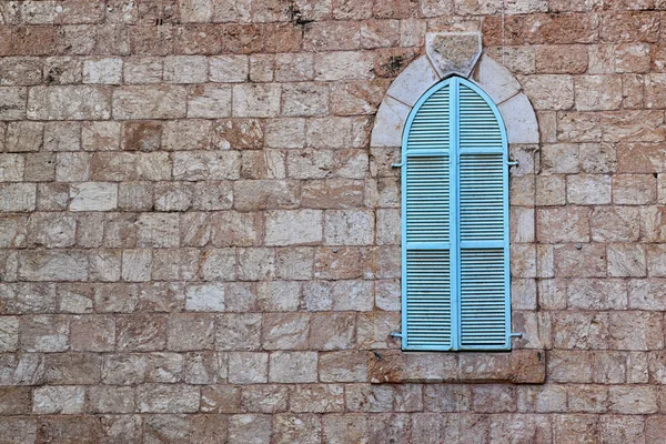 Alte Hauswand aus jerusalem Stein und alten blauen eisernen Fensterläden — Stockfoto