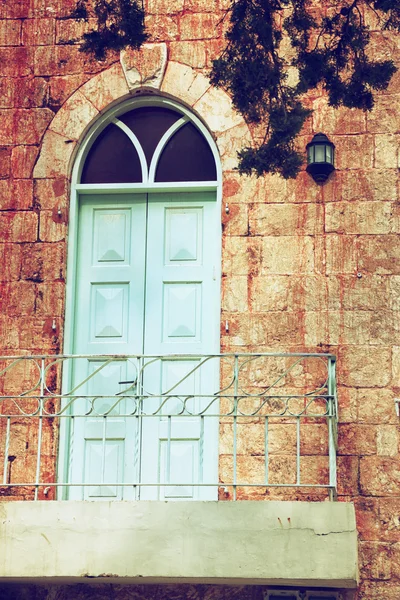 Alte Hauswand aus jerusalem Stein mit altem blauem Balkon. — Stockfoto