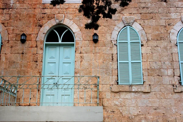 Old house's wall from jerusalem stone with old blue balcony. — Stock Photo, Image