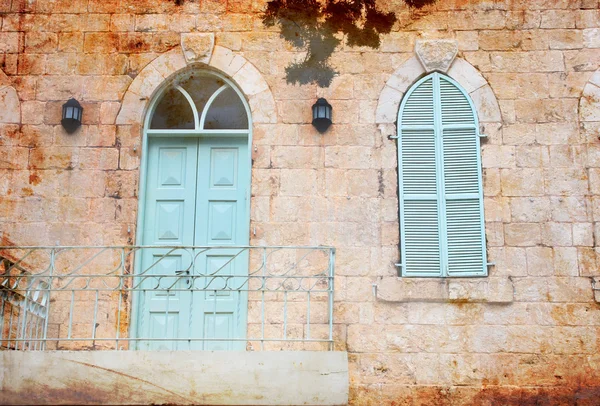 Alte Hauswand aus jerusalem Stein mit altem blauem Balkon. — Stockfoto