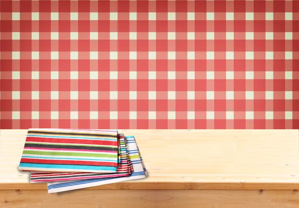 Table en bois vide rustique avec nappe et fond rétro. Montages prêts pour l'affichage des produits — Photo