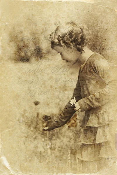 Linda niña jugando en el jardín. imagen filtrada, foto de estilo antiguo — Foto de Stock
