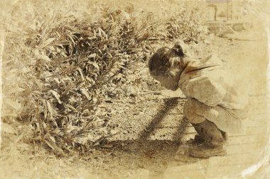 Sevimli küçük kız bahçede oynarken. Filtre uygulanan görüntü, eski stil fotoğraf