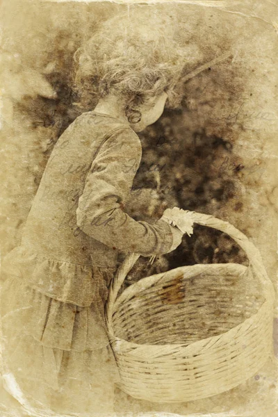 Linda niña jugando en el jardín. imagen filtrada, foto de estilo antiguo — Foto de Stock