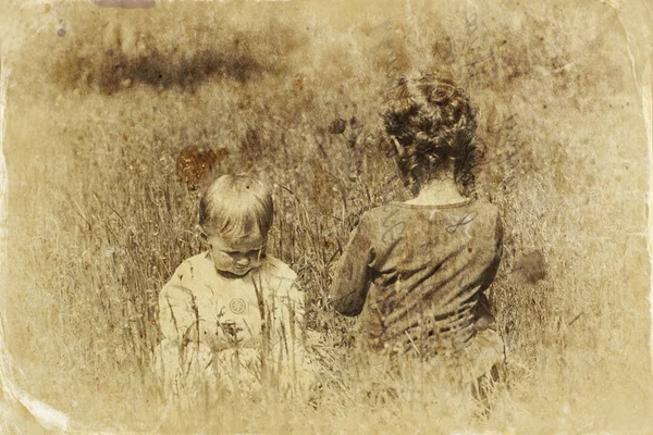 Miúdas giras a brincar no jardim. imagem filtrada, foto de estilo antigo — Fotografia de Stock