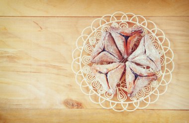Hamantaschen çerezleri veya hamans kulaklar ve şenlikli Purim kutlama (Yahudi tatil için en iyi görünümü)
