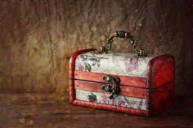 Bir antika ahşap takı kutusu