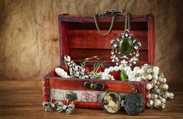 A collection of vintage jewelry in antique wooden jewelry box — Stock Photo, Image