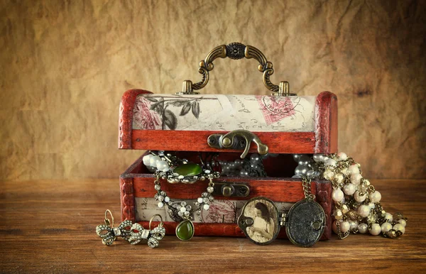 A collection of vintage jewelry in antique wooden jewelry box — Stock Photo, Image