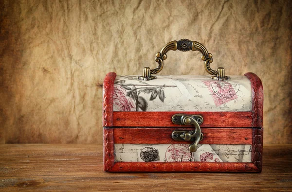 An antique wooden jewelry box — Stock Photo, Image