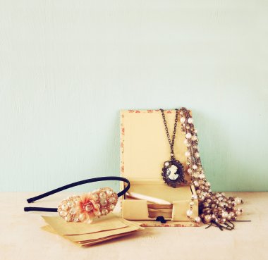 Romantik vintage takı koleksiyonu. Retro filtre uygulanan görüntü. metin için yer