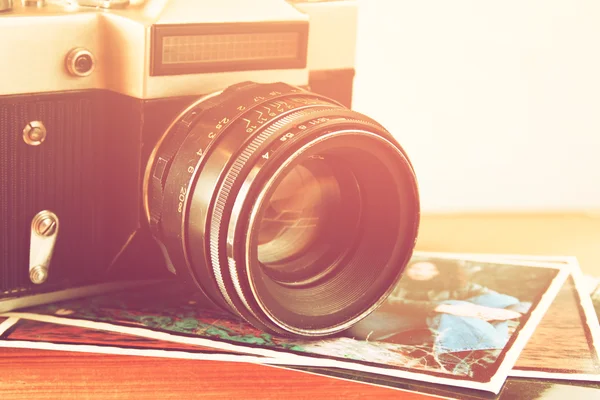 Eski fotoğraf makinesinin fotoğrafını ahşap masanın üzerine kapat. Görüntü retro filtrelenmiş. seçici odak — Stok fotoğraf
